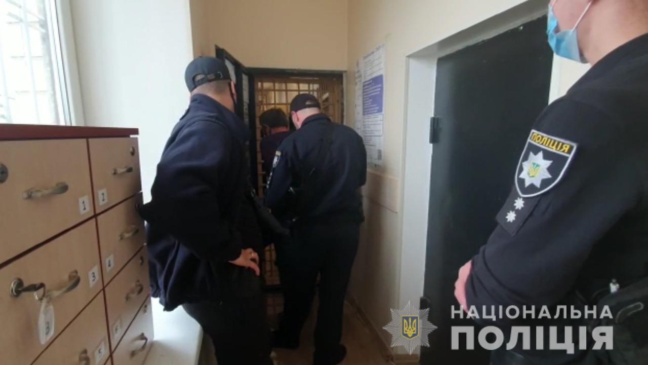 Правоохоронці затримали трьох підозрюваних у викраденні понад 400 тисяч доларів